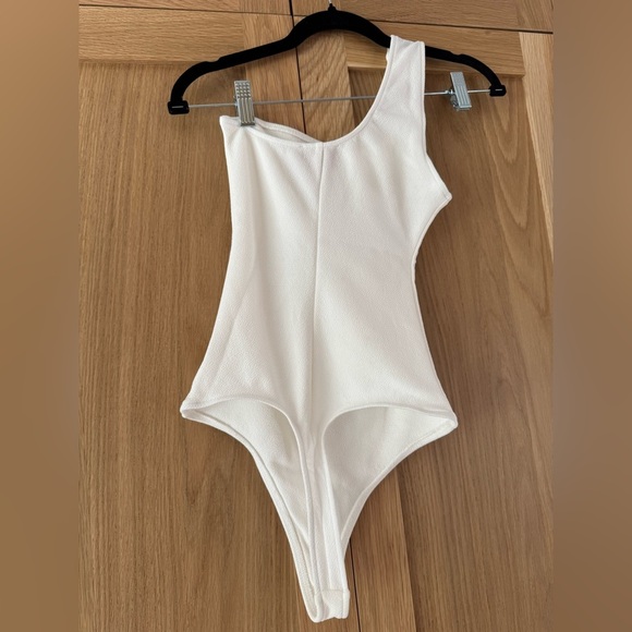 Show Me Your MuMu White one shoulder bodysuit, new without tags - Picture 3 of 4
